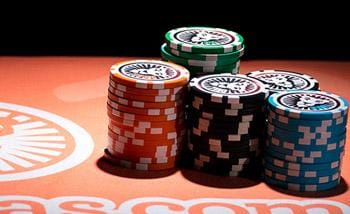 flerf&auml;rgade spelmarker p&aring; spelbord