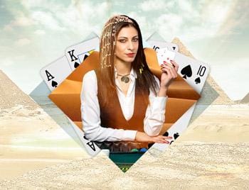 pyramider kvinna med spelkort i handen